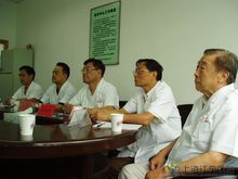 江鱼教授（右一）——上海江东医院名誉院长